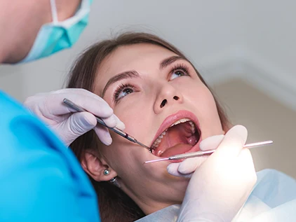 Imagen de una mujer siendo atendida en un dentista en ciudad real