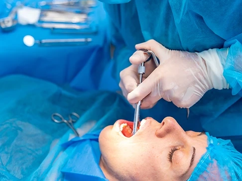 Imagen de una mujer en una Cirugía Oral Ciudad Real