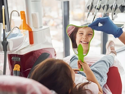 Niño recibiendo servicios dentales en Ciudad Real