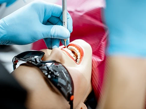 Mujer recibiendo estetica dental en Ciudad Real