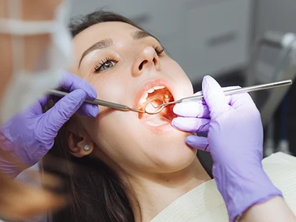 Imagen de una mujer siendo tratada con una endodoncia en Ciudad Real