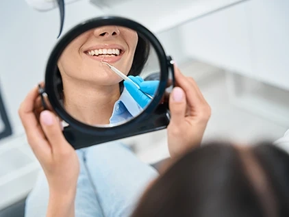 Mujer mirando su estética dental en Ciudad Real