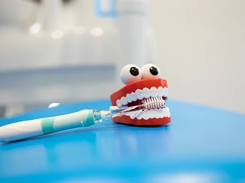 Muñeco de unos dientes representando odontopediatria en Ciudad Real