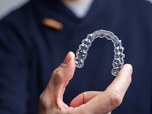 Aparato dental invisible en Ciudad Real Hombre recibiendo ortodoncia invisible en Ciudad Real